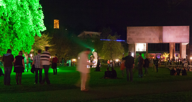 Nachhaltiges Reisen: Bielefeld - Foto: Kunsthallenpark am Abend (Robert B. Fishman)