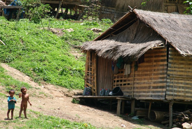 Der selbstlose Junge in Laos - Foto: Bambushütten ohne Strom und fließendes Wasser. (Christof Herrmann, 2007)