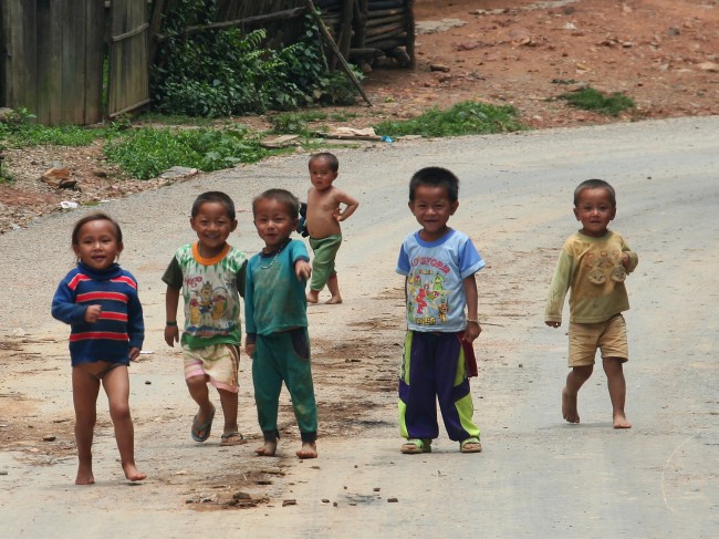 Der selbstlose Junge in Laos - Foto: Empfangskomitee in den laotischen Bergen. (Christof Herrmann, 2007)