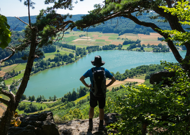 Phantastischer Ausblick vom Hohlen Fels auf den 250 m tiefer gelegenen Happurger See. (Foto: Stephanie Spörl, 2013)