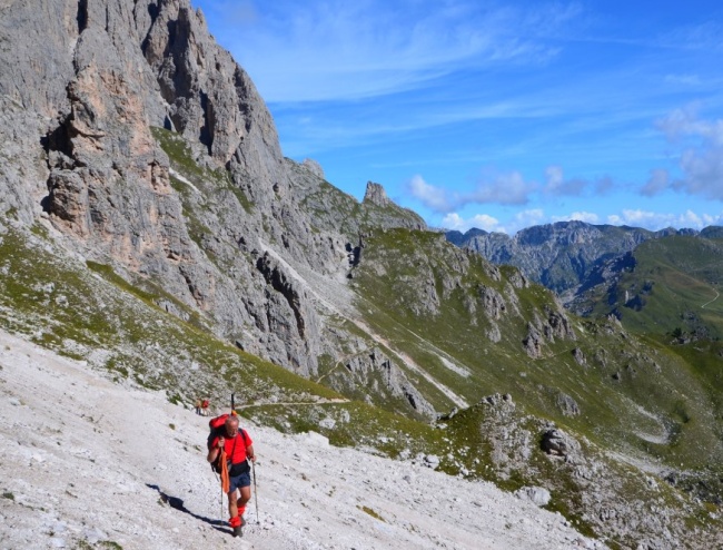 66 Wander-Zitate aus 4 Jahrtausenden - Foto: Kurz vor dem Anstieg zur Roascharte Blick zurück auf den Dolomiten-Höhenweg Nr. 2. (Christof Herrmann, 2012)