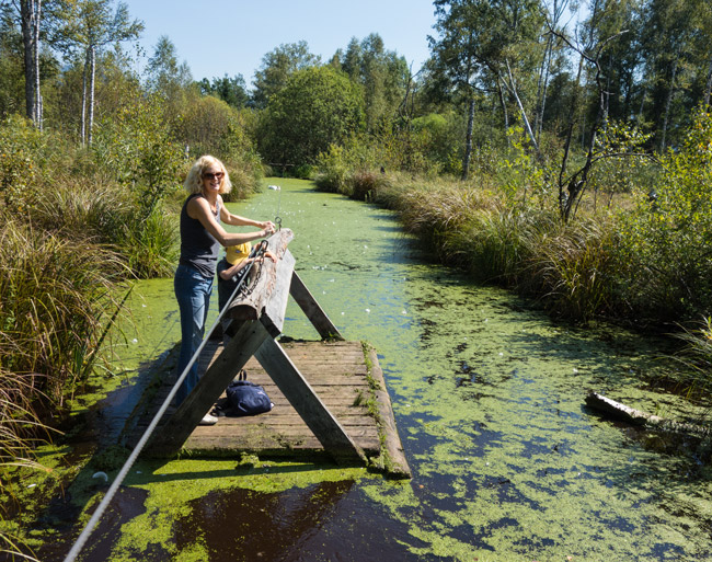 ... als wir mit dem Floß über den Moorsee fahren. (Foto: Christof Herrmann, 2013)