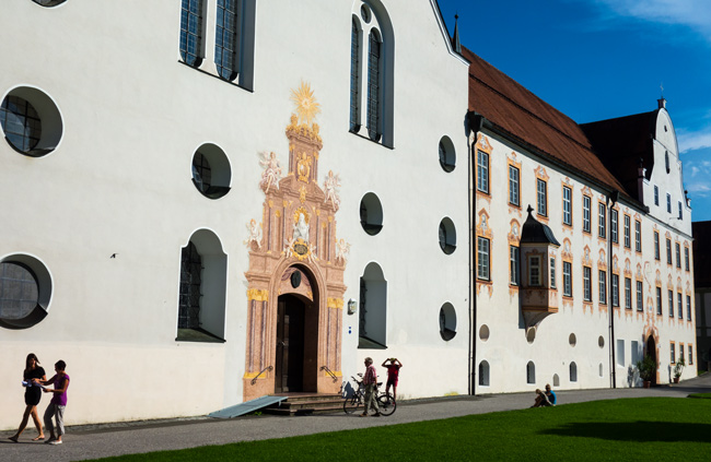Zum Abschluss ist das Kloster Benediktbeuern einen Abstecher wert und sei es im Biergarten oder Café einzukehren. (Foto: Christof Herrmann, 2013)