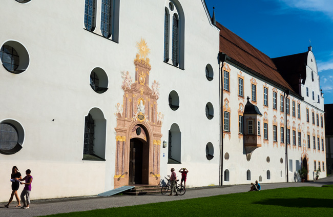 Zum Abschluss ist das Kloster Benediktbeuern einen Abstecher wert und sei es im Biergarten oder Café einzukehren. (Foto: Christof Herrmann, 2013) Zum Abschluss ist das Kloster Benediktbeuern einen Abstecher wert und sei es im Biergarten oder Café einzukehren. (Foto: Christof Herrmann, 2013)