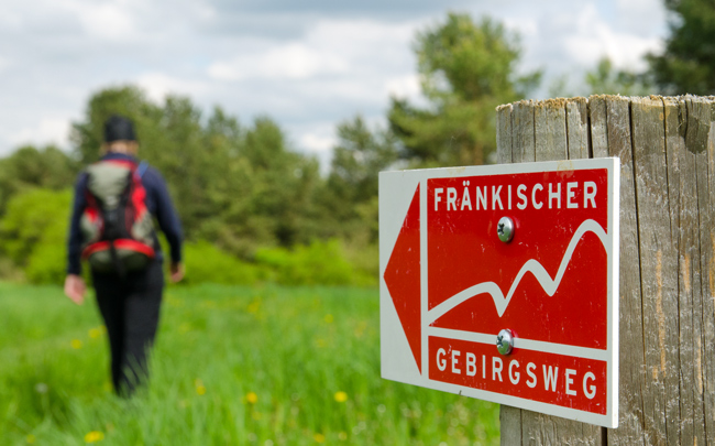 Der Fränkische Gebirgsweg ist fast durchgehend zuverlässig mit diesen Schildchen markiert. (Foto: Andreas Jeitler, 2013) Der Fränkische Gebirgsweg ist fast durchgehend zuverlässig mit diesen Schildchen markiert.