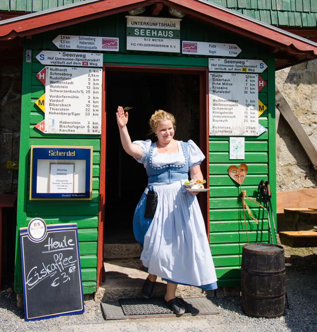 … und zünftige Bedienungen wie die im Seehaus (10. Etappe)!