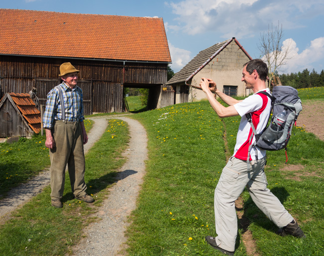 Statistiken & Etappen Fränkischer Gebirgsweg - Foto: Andreas fotografiert einen pensionierten Landwirt in der Fränkischen Schweiz (Christof Herrmann, 2014)