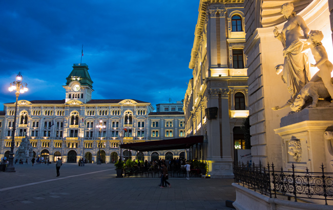 … und als Finale Grande die abendlich beleuchtete Piazza dell'Unità d'Italia erreicht.