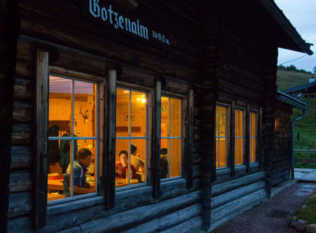 Wenn es draußen regnet, ist es in der Gotzenalm besonders gemütlich.