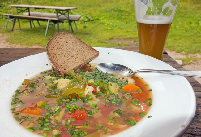 Die Wasseralm entpuppte sich als Paradies für Veganer: Ich zählte in diesem Gemüseeintopf 20 verschiedene Gemüsesorten und Hülsenfrüchte.