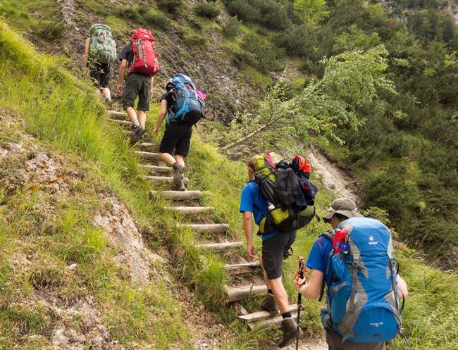 Bereits zwei Stunden nach dem Start stiegen Nanni, Johann, Andrea, Olli, Marcus und ich auf Himmelsleitern (beinah hätte ich Hühnerleitern geschrieben) hinauf in die Berchtesgadener Alpen. (Foto: Christof Herrmann, 2014) Bereits zwei Stunden nach dem Start stiegen Nanni, Johann, Andrea, Olli, Marcus und ich auf Himmelsleitern (beinah hätte ich Hühnerleitern geschrieben) hinauf in die Berchtesgadener Alpen.