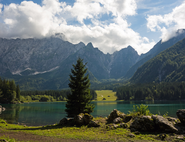 … Es sind die wunderschönen Weißenfelser Seen. Und den Blick auf die Julischen Alpen gibt es gratis dazu.