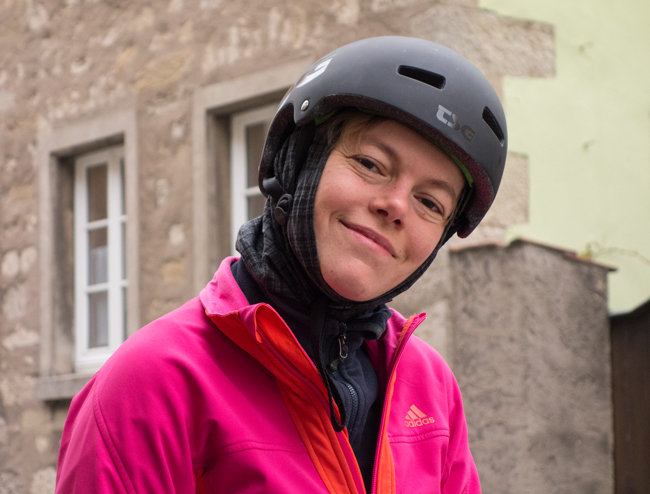 Mit dem Fahrrad durch Nordbayern: Nachdem Stephi in Rothenburg ob der Tauber einen Buff kaufte und fortan vermummt radelte, hatte sie den Spitznamen Aische weg. (Foto: Christof Herrmann, 2014)