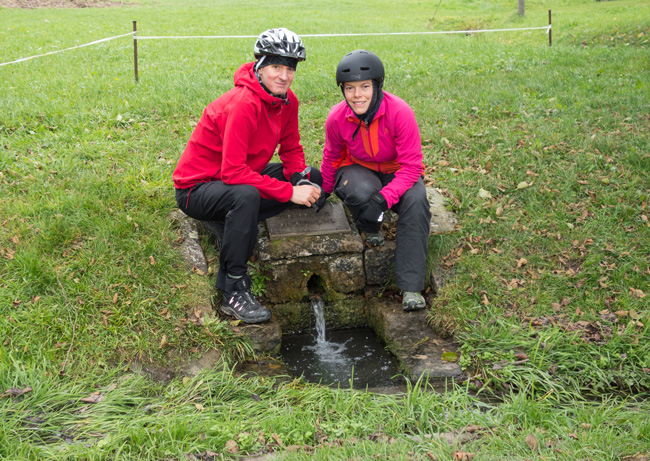 Mit dem Fahrrad durch Nordbayern: Etwas gewundert haben sich Ali und Aische, dass der Altmühltalradweg nicht an der Quelle der Altmühl vorbeiführt, obwohl sie nur einen Kilometer entfernt liegt. (Foto: Christof Herrmann, 2014)