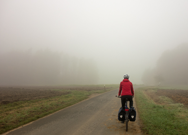 Mit dem Fahrrad durch Nordbayern: … und zu einem Viertel schaurig schönen Nebel. (Foto: Stephanie Spörl, 2014)