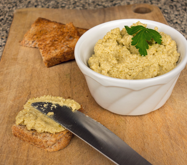 Oliven-Mandel-Pesto (als Aufstrich oder zu Pasta)