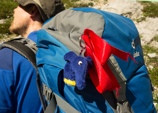 Ein rotes Schleifchen ist das Erkennungszeichen der Salzburg-Triest-Wanderer.