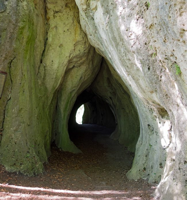 … die Durchgangshöhle Klauskirche (19. Etappe) … (Foto: Christof Herrmann, 2014) … die Durchgangshöhle Klauskirche (19. Etappe) …