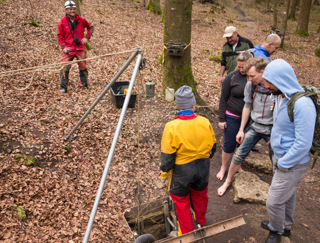 Der Karstkundliche Wanderpfad: Unweit der bekannten Tropfsteinhöhle Maximiliansgrotte suchen Höhlenforscher nach noch nie betretenen unterirdischen Welten.