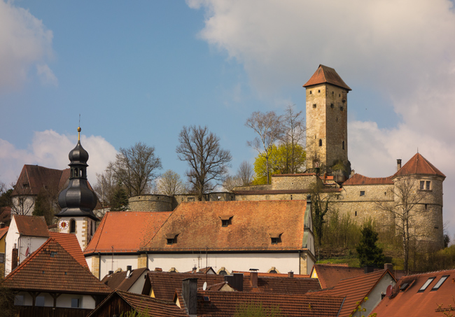 Der Karstkundliche Wanderpfad: … erreichen wir schließlich wieder Neuhaus an der Pegnitz, über das die Burg Veldenstein thront.