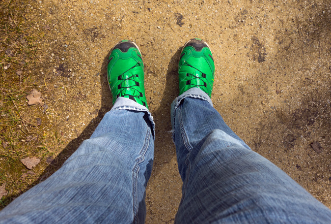 Der Karstkundliche Wanderpfad: Alternativ folgt man dem großen Mann mit den grünen Schuhen.