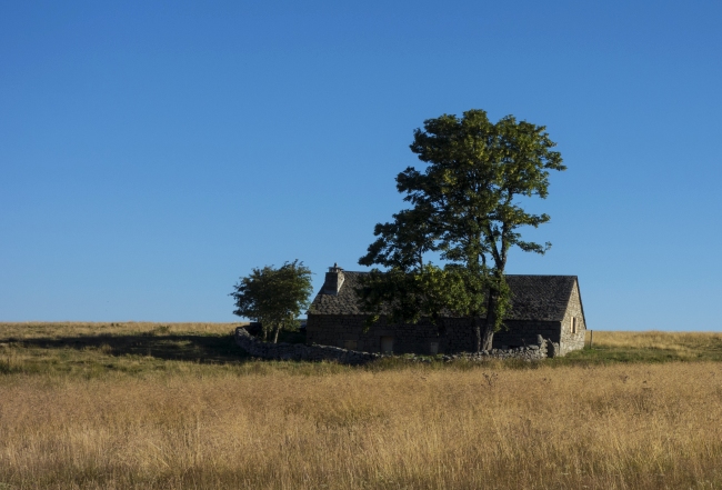 77 "neue" Minimalismus-Zitate - Foto: Einfaches Steinhaus in der Margeride in Frankreich (Christof Herrmann, 2016)"