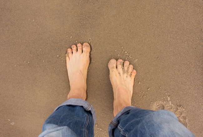 Wer barfuß geht, dem kann man nichts in die Schuhe schieben. (Foto: Christof Herrmann, 2017) Entschleunigen auf Usedom: Wer barfuß geht, dem kann man nichts in die Schuhe schieben.