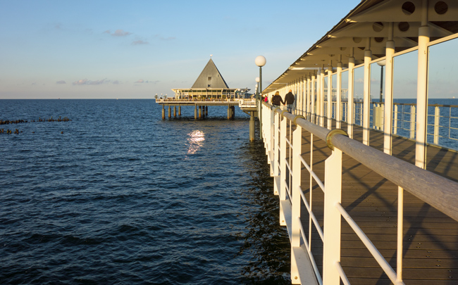 Die Seebrücke Heringsdorf ist mit 508 m die längste Seebrücke Deutschlands. (Foto: Christof Herrmann, 2017) Entschleunigen auf Usedom: Die Seebrücke Heringsdorf ist mit 508 m die längste Seebrücke Deutschlands.