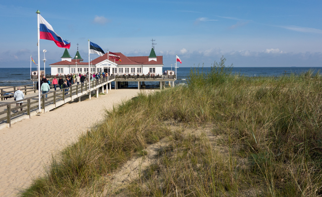 Entschleunigen auf Usedom: Das historische (und innen etwas müffelnde) Restaurant verdeckt die berühmte Seebrücke von Ahlbeck.