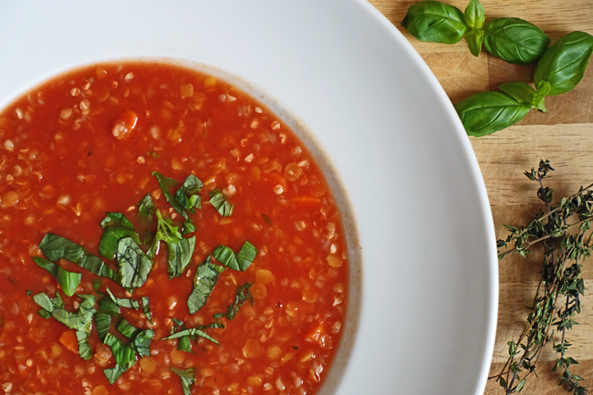 Einfache Tomatensuppe mit Linsen und Buchweizen