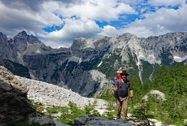 Tobias liebt die Einfachheit beim Wandern wie hier auf der Alpenüberquerung Salzburg - Triest.