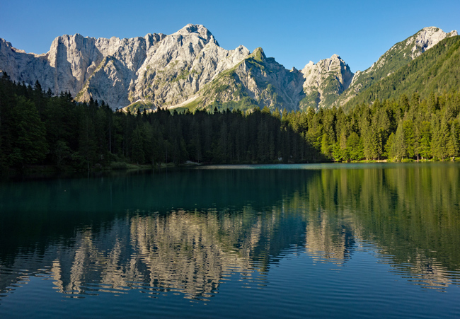 Der Untere Weißenfelser See vor dem imposanten Mangart-Massiv.