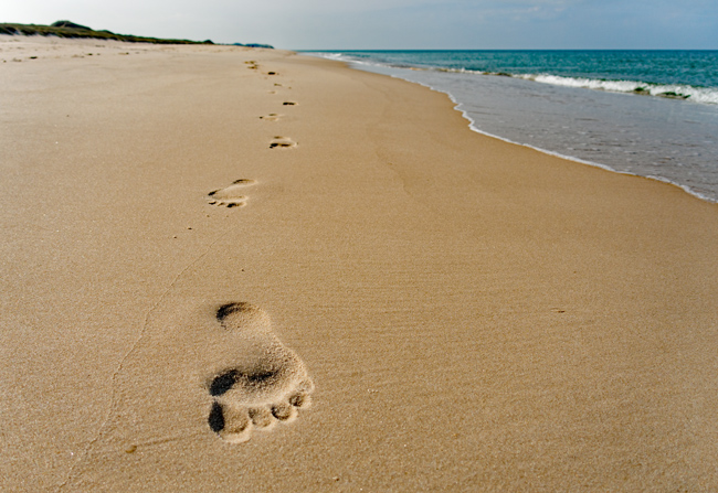 63 Zitate, die zu Langsamkeit und Müßiggang animieren - Foto: Fußspuren am Weststrand von Sylt (Christof Herrmann, 2018)