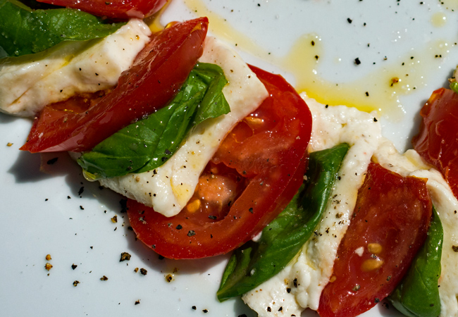 Das berühmte Antipasto Caprese schmeckt mit veganem Mozzarella mindestens genauso gut. (Foto: Christof Herrmann, 2019)