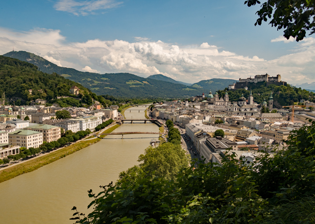 Meine Alpenüberquerung von Salzburg nach Triest 2019: "Der Blick vom Mönchsberg auf die Salzach, die Salzburger Altstadt und die Festung Hohensalzburg bleibt für mich auch beim fünften Start der perfekte Auftakt."