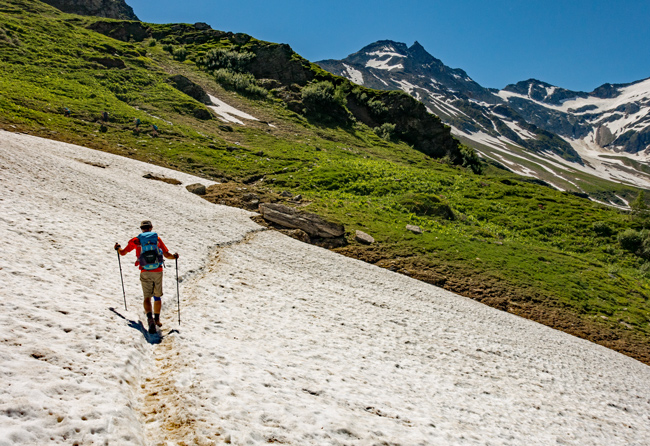 Meine Alpenüberquerung von Salzburg nach Triest 2019: "Tommy hat Schnee unter den Füßen und den Hohen Sonnblick (3106 m) im Visier."