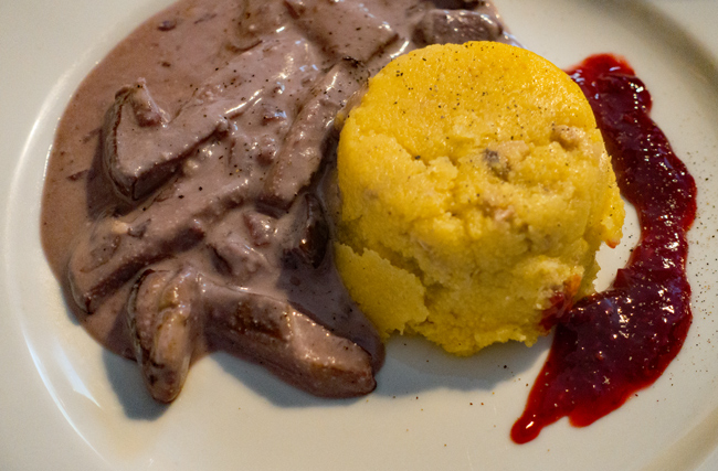 Steinpilze in Cashewsahnesauce mit Walnusspolenta (Foto: Christof Herrmann, 2019) Steinpilze in Cashewsahnesauce mit Walnusspolenta (Foto: Christof Herrmann, 2019)