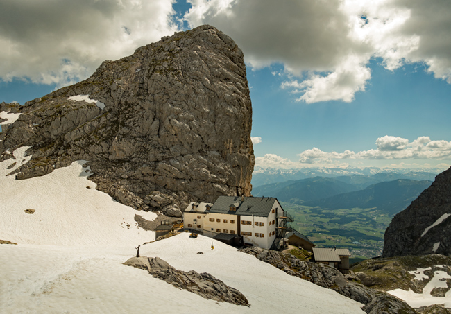 In manchen Jahren ist bis in den Sommer hinein mit Altschneefeldern zu rechnen.