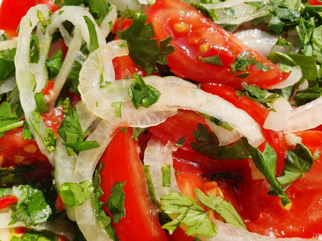 Ensalada chilena – Tomatensalat mit Koriander und Chili