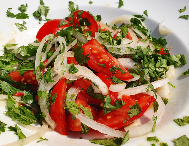 Ensalada chilena - Tomatensalat mit Koriander und Chili (Foto: Christof Herrmann, 2020)