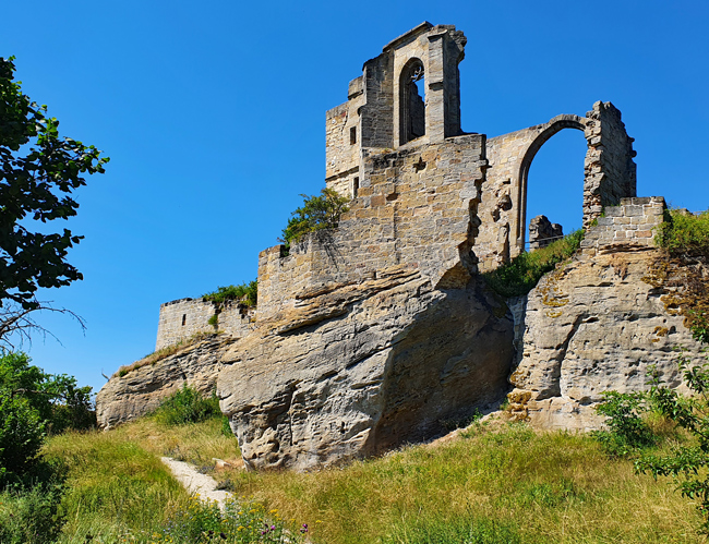 Die Ruine Altenstein ist auf mehreren Sandsteinfelsen erbaut. (Foto: Christof Herrmann)