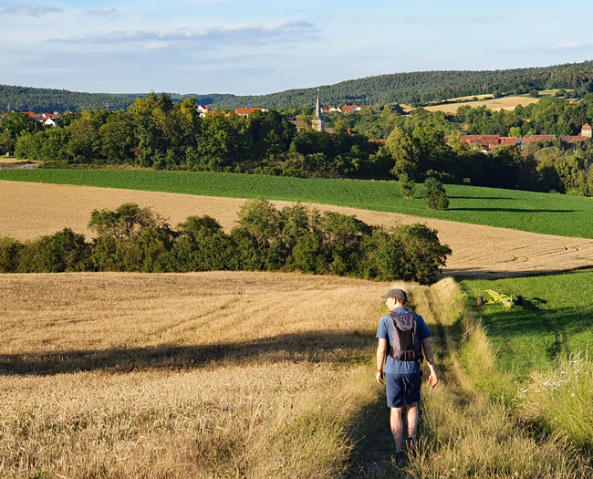 Sören begleitet mich auf dieser zweiten Etappe, auf deren Ende Seßlach auftaucht. (Foto: Christof Herrmann, 2020)