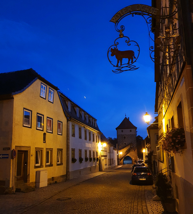 Zur blauen Stunde habe ich das Städtchen quasi für mich allein. (Foto: Christof Herrmann, 2020)