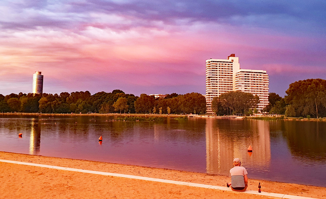 Am Sandstrand am Wöhrder See kann man den Tag angenehm ausklingen lassen. (Foto: Christof Herrmann, 2021)