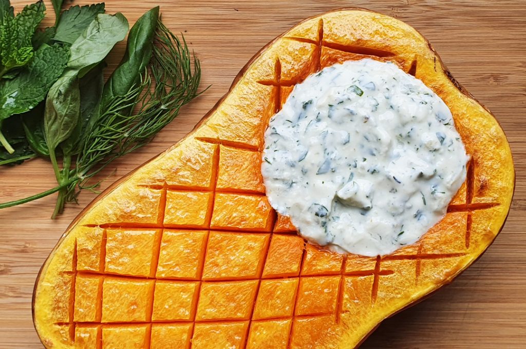 Butternut-Kürbis mit veganem Kräuter-Joghurt - Einfach bewusst Butternut-Kürbis mit veganem Kräuter-Joghurt - Einfach bewusst