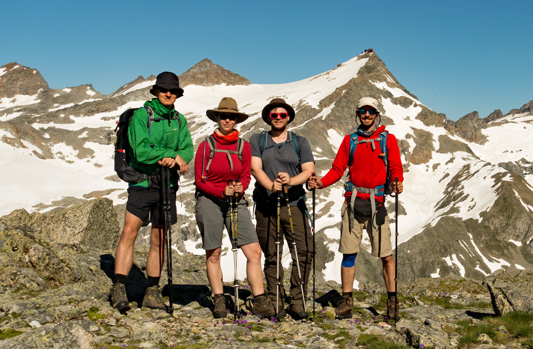 Der richtige Sonnenschutz ist auf einer Alpenüberquerung wichtig.