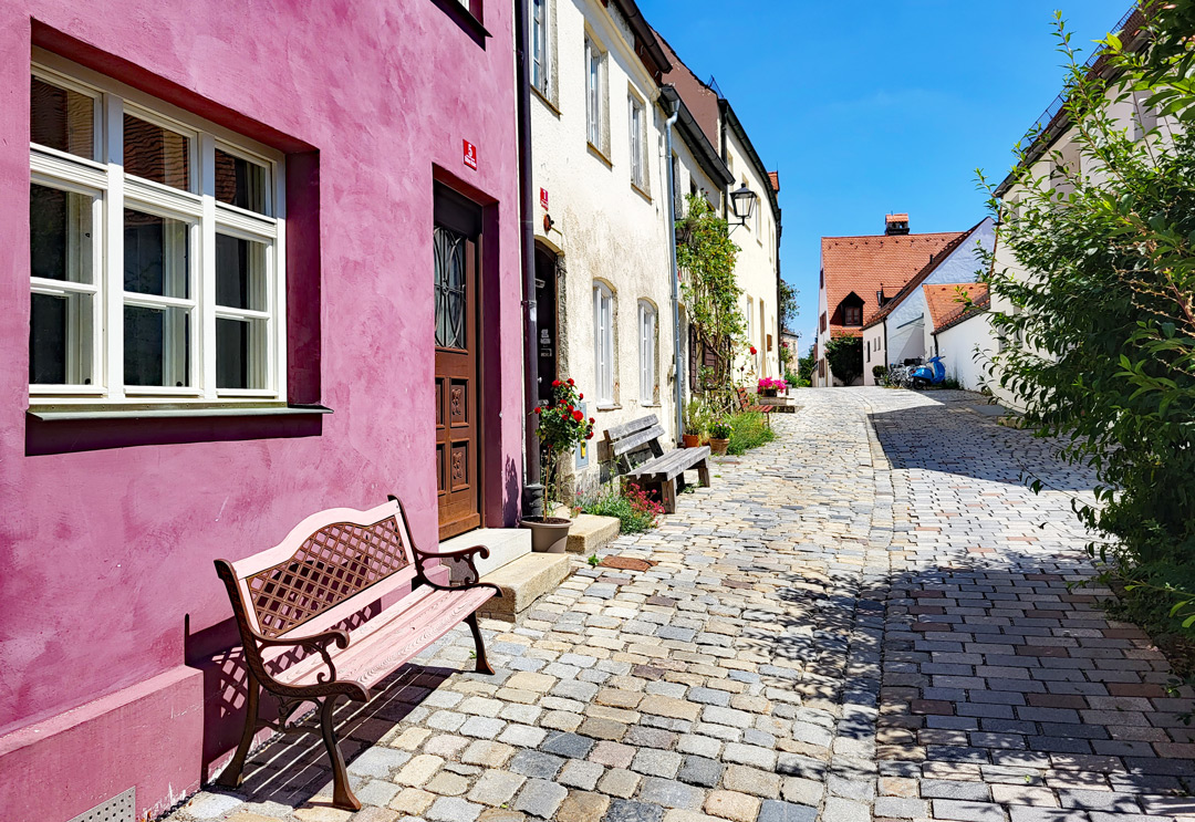 Zu Fuß von Franken nach Südtirol - Malerische Gasse in Freising. (Foto: Christof Herrmann, 2022)