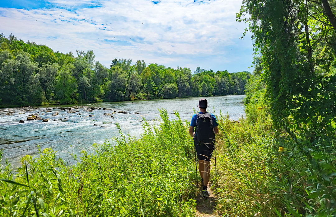 Zu Fuß von Franken nach Südtirol - An der Isar gen München. (Foto: Christopher Della, 2022)