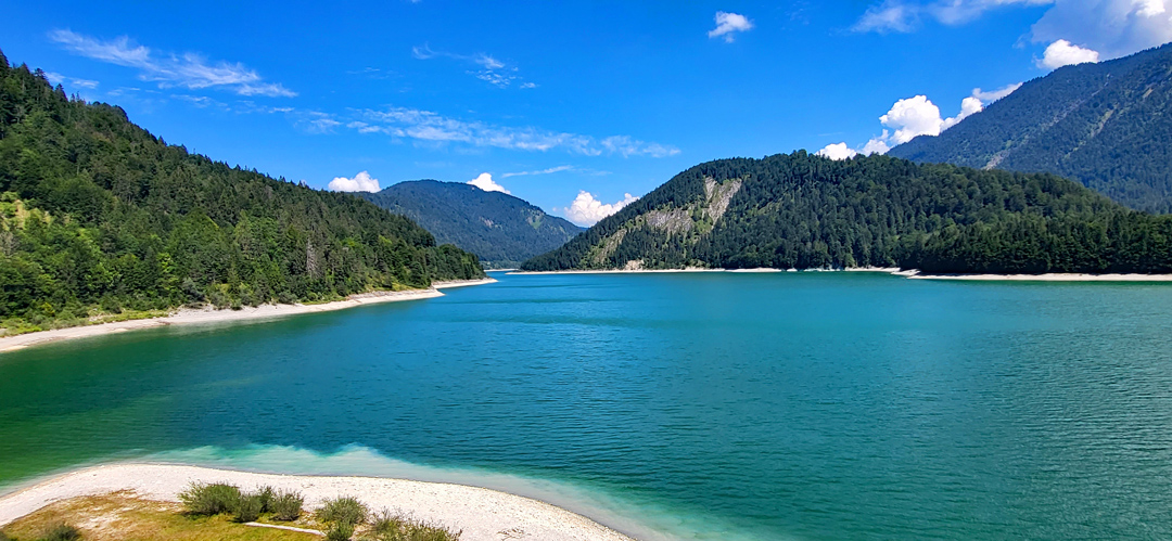 Zu Fuß von Franken nach Südtirol - Der Sylvensteinspeicher ist das nördliche Tor zum Karwendel. (Foto: Christof Herrmann, 2022)