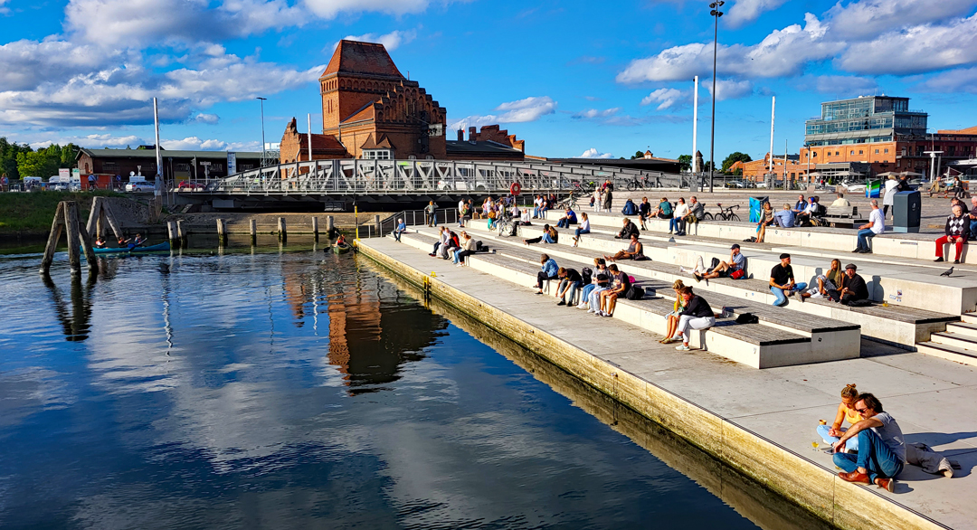 Die Wassertreppe an der Trave ist ein beliebter Treffpunkt zum Bierchentrinken und Abhängen. (Foto: Christof Herrmann, 2022)